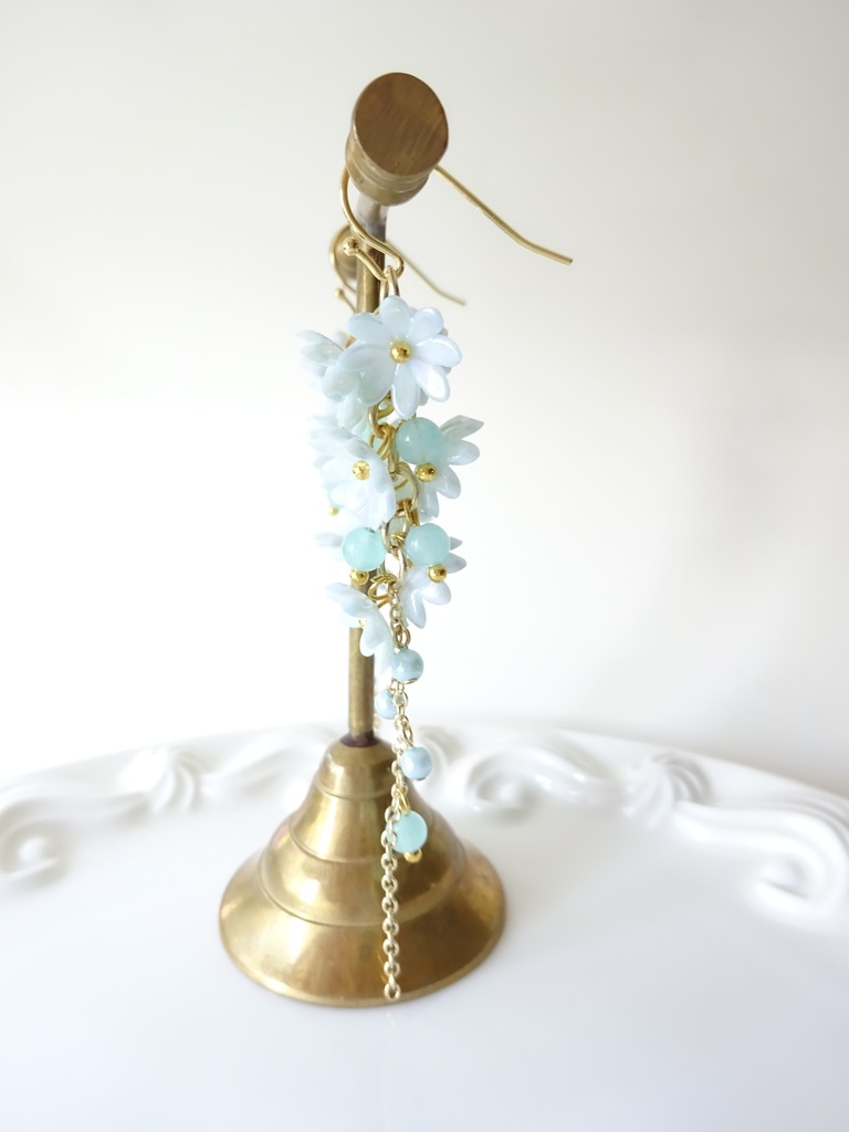 ひな菊ロングブーケピアス・ミントグリーン(イヤリングOK)