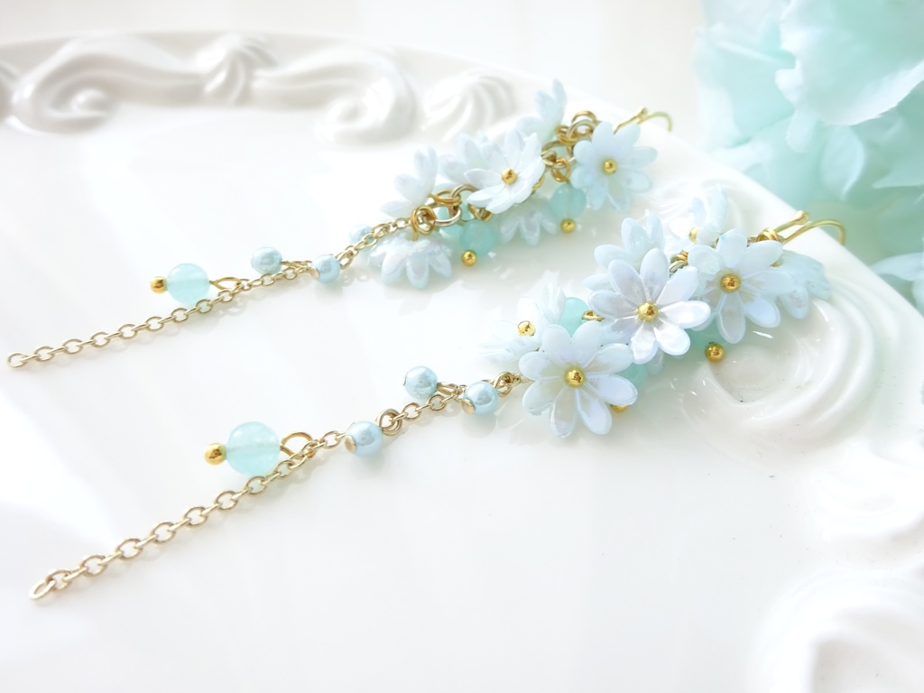 ひな菊ロングブーケピアス・ミントグリーン(イヤリングOK)