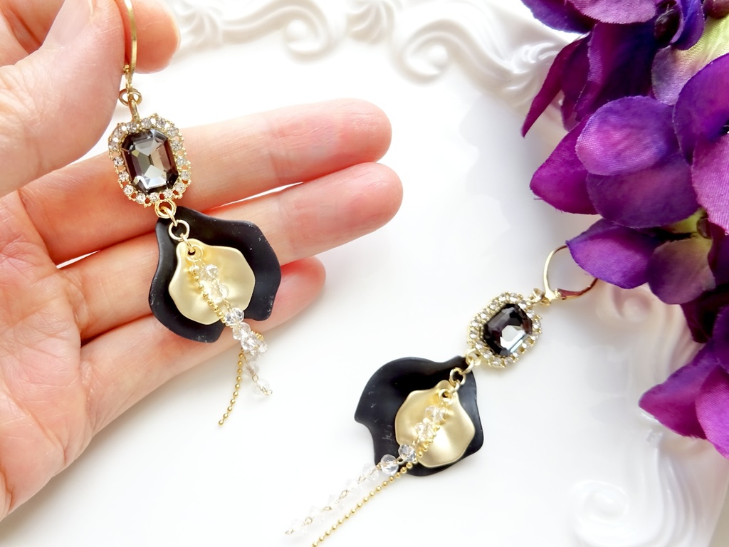 ブラックローズペタル ピアス(イヤリングOK)