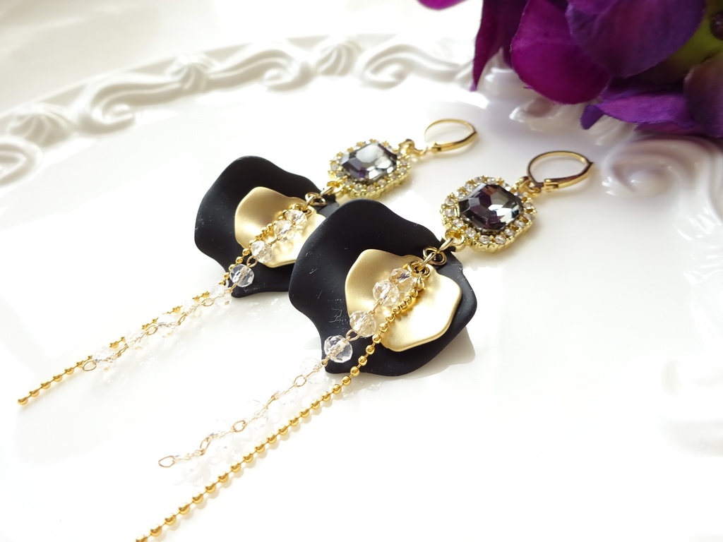 ブラックローズペタル ピアス(イヤリングOK)