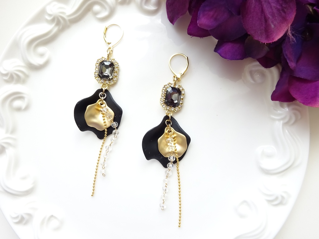 ブラックローズペタル ピアス(イヤリングOK)