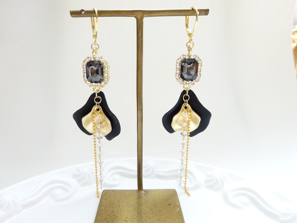ブラックローズペタル ピアス(イヤリングOK)