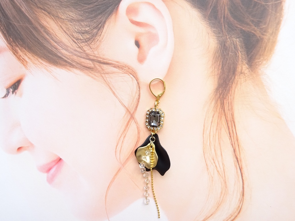 ブラックローズペタル ピアス(イヤリングOK)