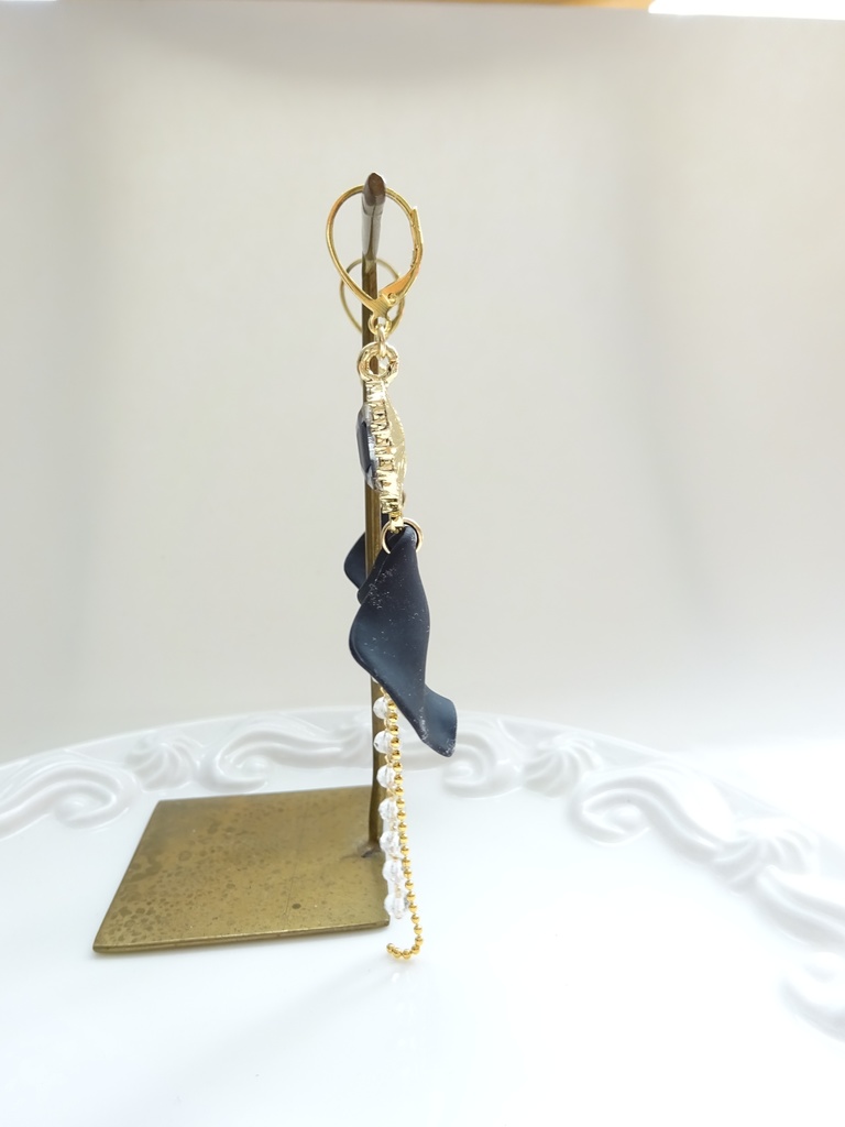 ブラックローズペタル ピアス(イヤリングOK)