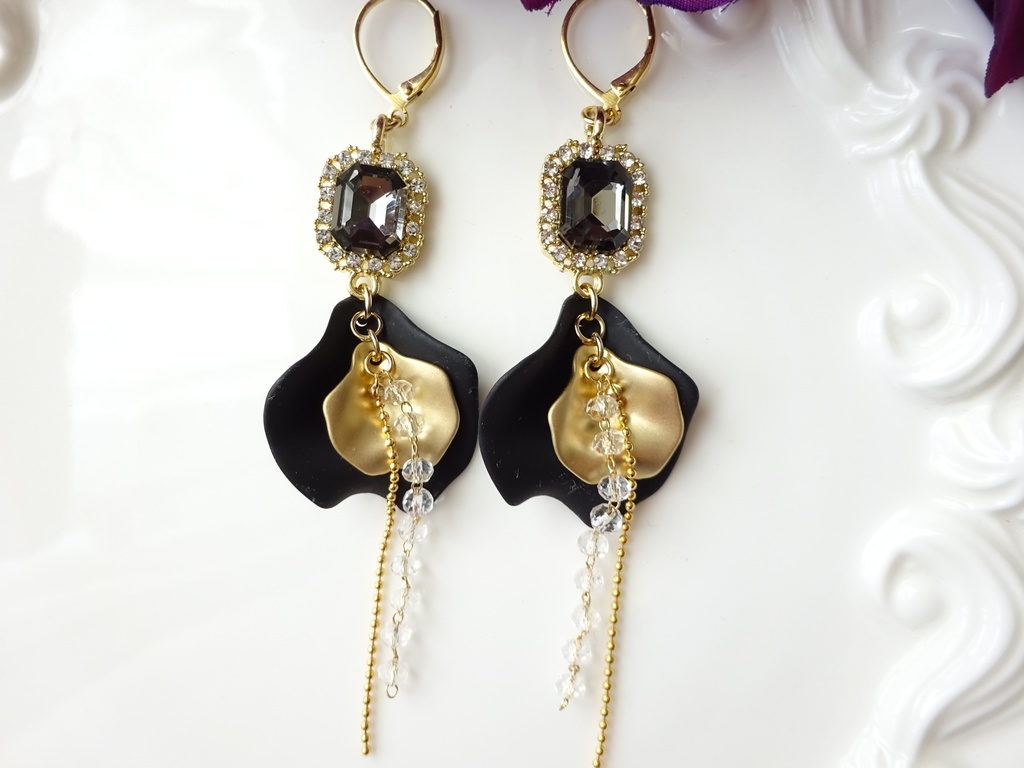 ブラックローズペタル ピアス(イヤリングOK)
