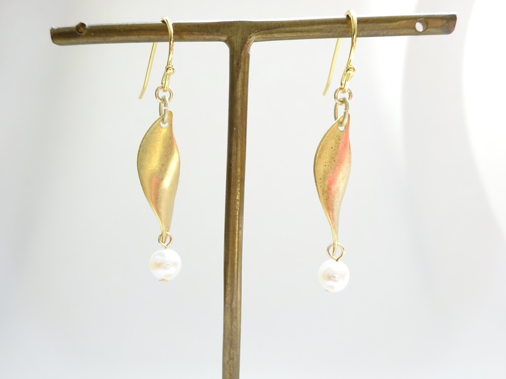 金の葉っぱと淡水パールのピアス(イヤリングOK)