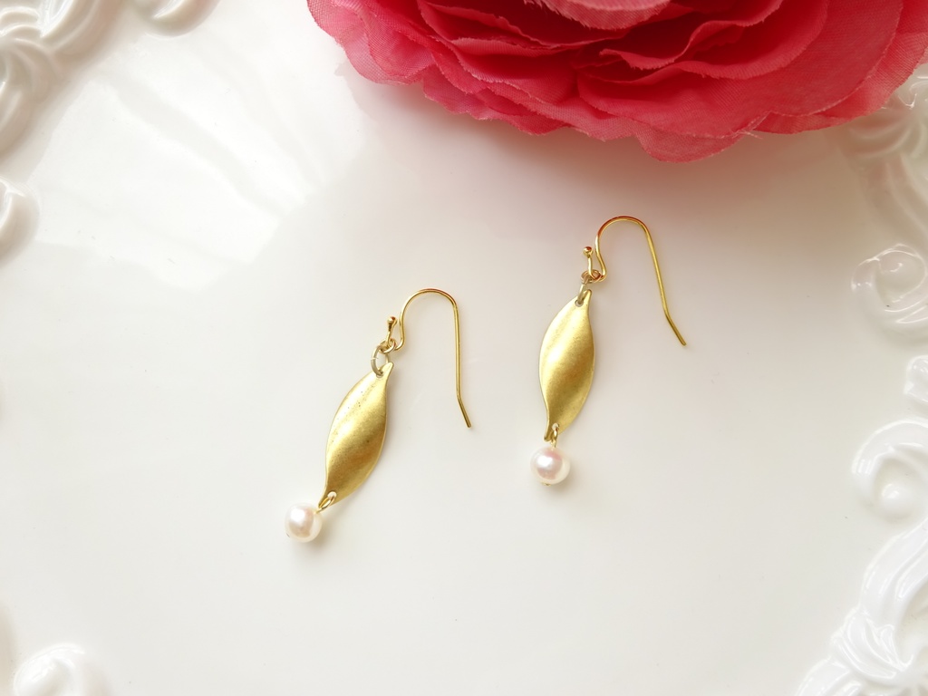金の葉っぱと淡水パールのピアス(イヤリングOK)