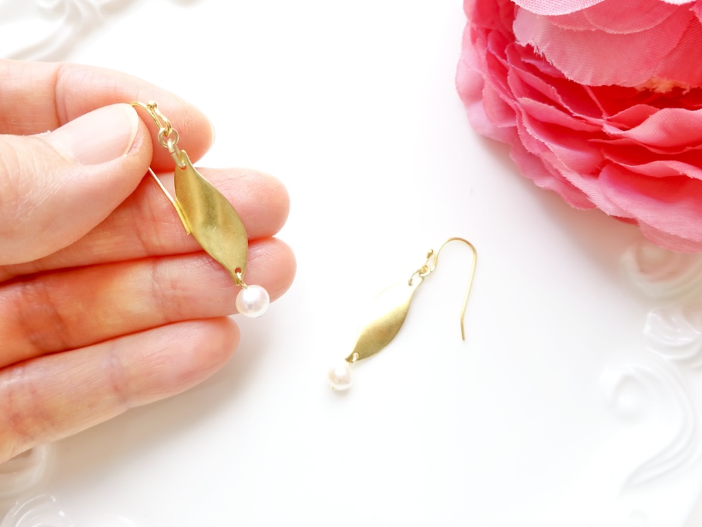 金の葉っぱと淡水パールのピアス(イヤリングOK)