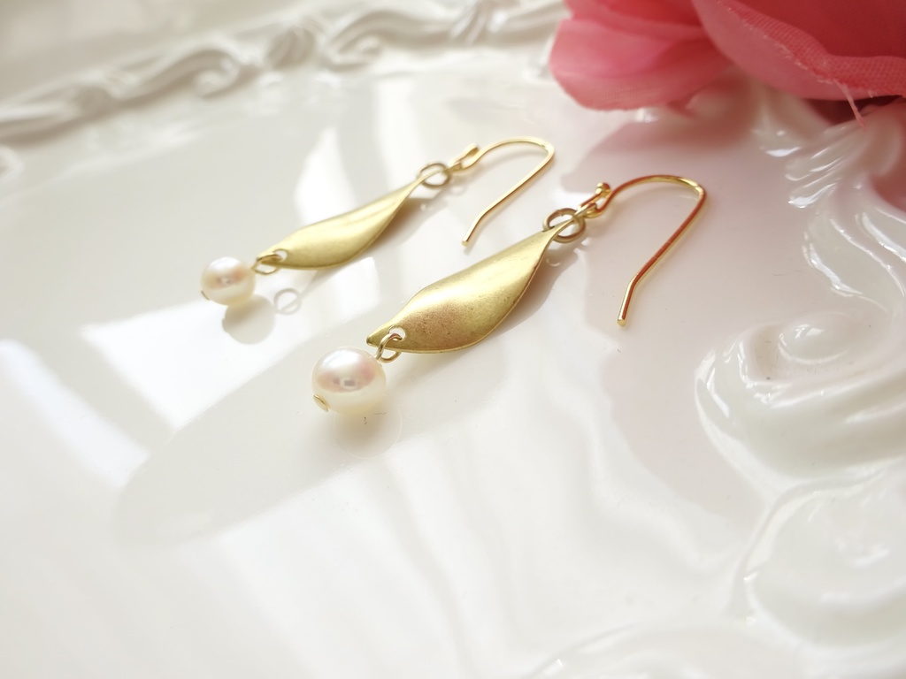 金の葉っぱと淡水パールのピアス(イヤリングOK)