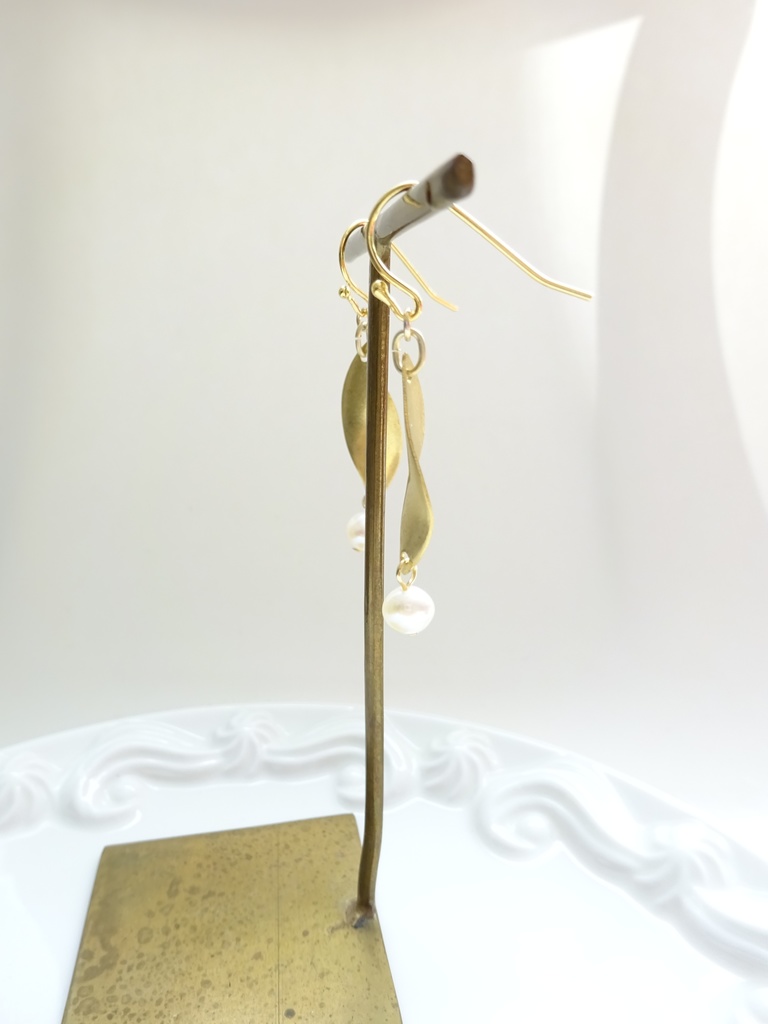 金の葉っぱと淡水パールのピアス(イヤリングOK)