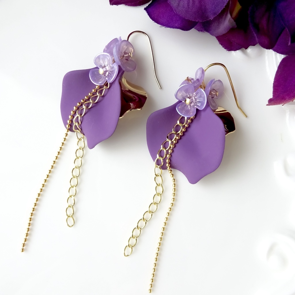ペタルシャワー　パープルピアス(イヤリングOK)