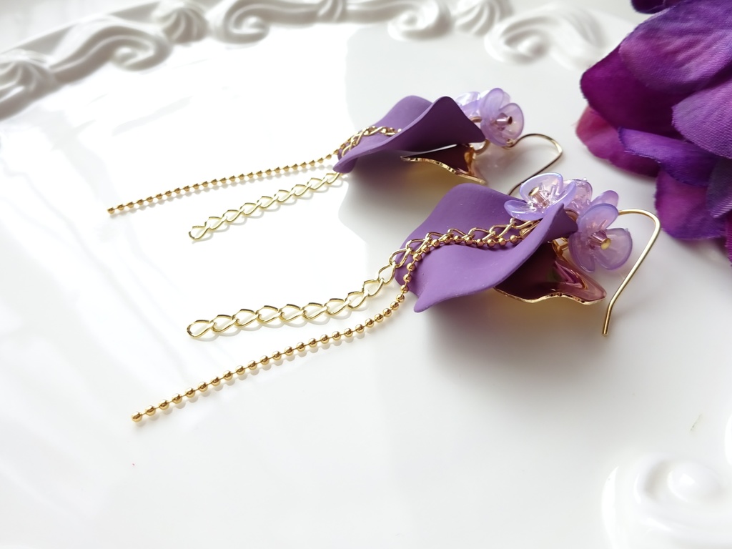 ペタルシャワー パープルピアス(イヤリングOK)