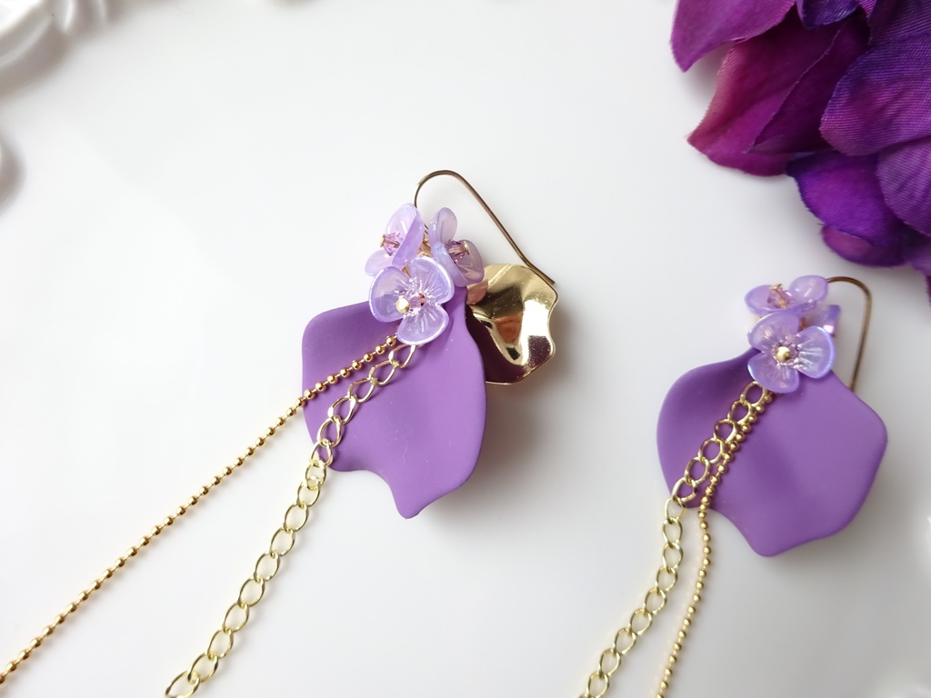 ペタルシャワー パープルピアス(イヤリングOK)