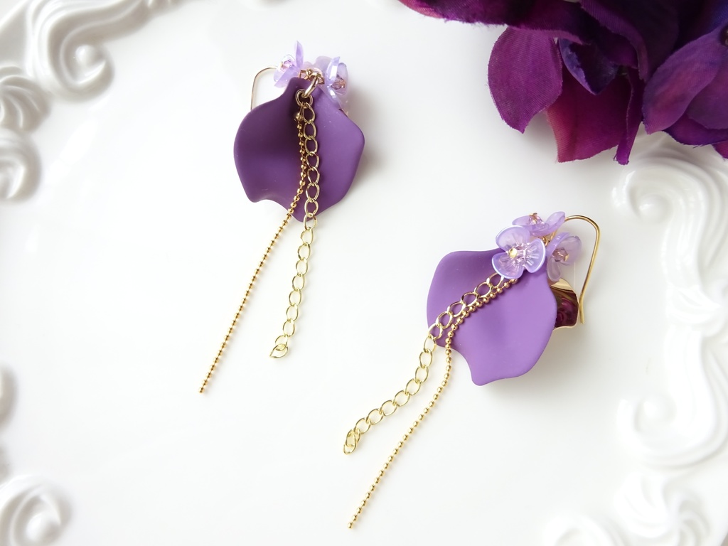 ペタルシャワー パープルピアス(イヤリングOK)
