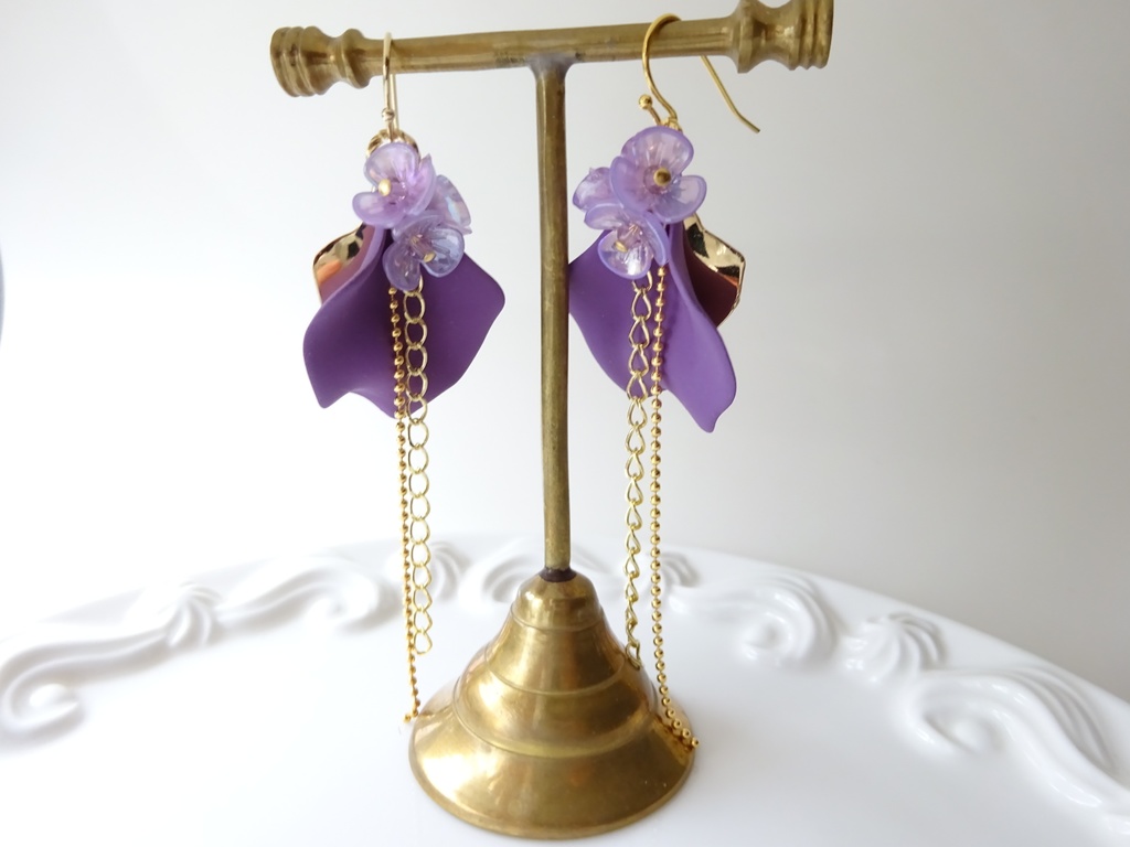 ペタルシャワー パープルピアス(イヤリングOK)