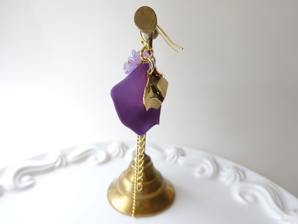 ペタルシャワー パープルピアス(イヤリングOK)