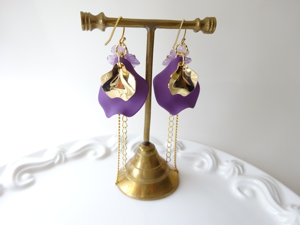 ペタルシャワー パープルピアス(イヤリングOK)