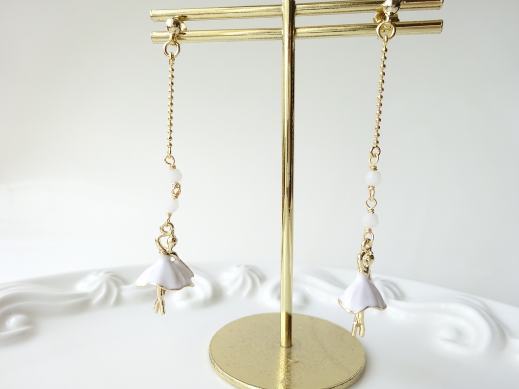 ホリデーバレリーナ ピアス(イヤリングOK)