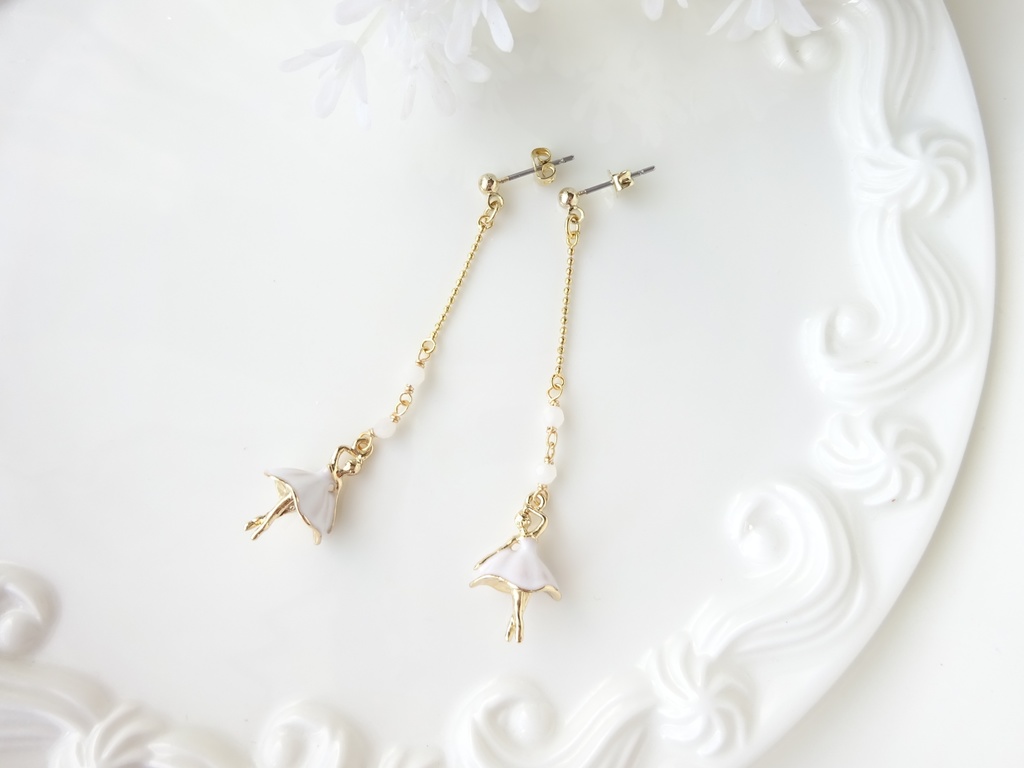 ホリデーバレリーナ ピアス(イヤリングOK)