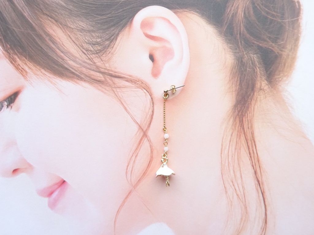 ホリデーバレリーナ ピアス(イヤリングOK)