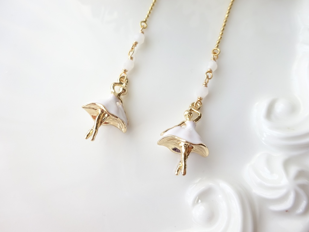 ホリデーバレリーナ ピアス(イヤリングOK)