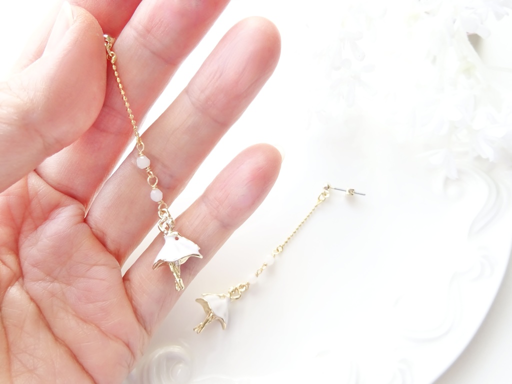 ホリデーバレリーナ ピアス(イヤリングOK)
