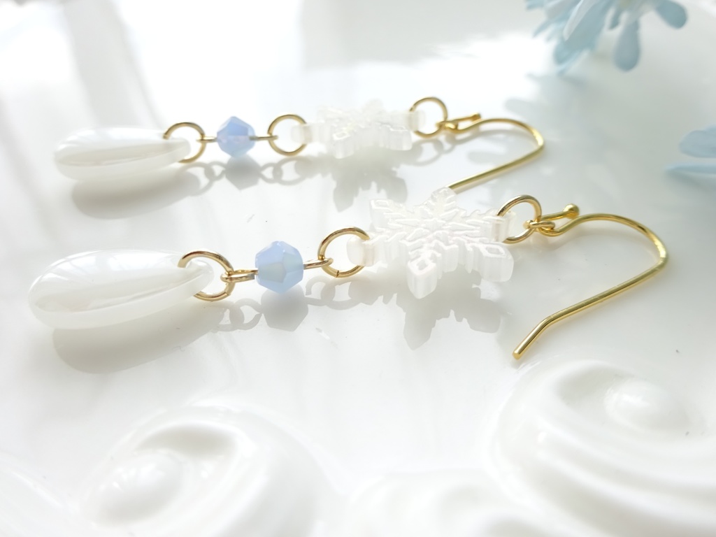 ホワイトスノーフレーク ピアス(イヤリングOK)