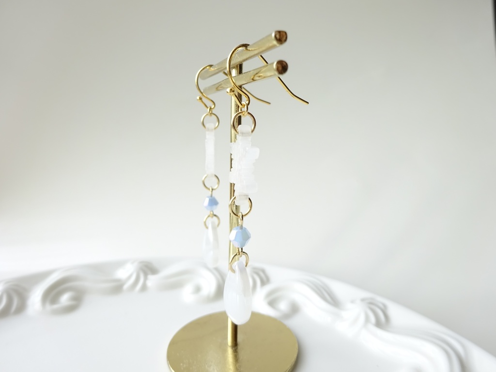 ホワイトスノーフレーク ピアス(イヤリングOK)