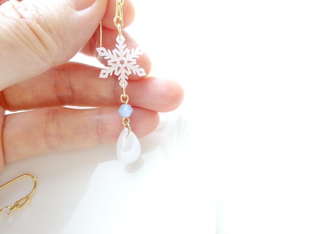 ホワイトスノーフレーク ピアス(イヤリングOK)