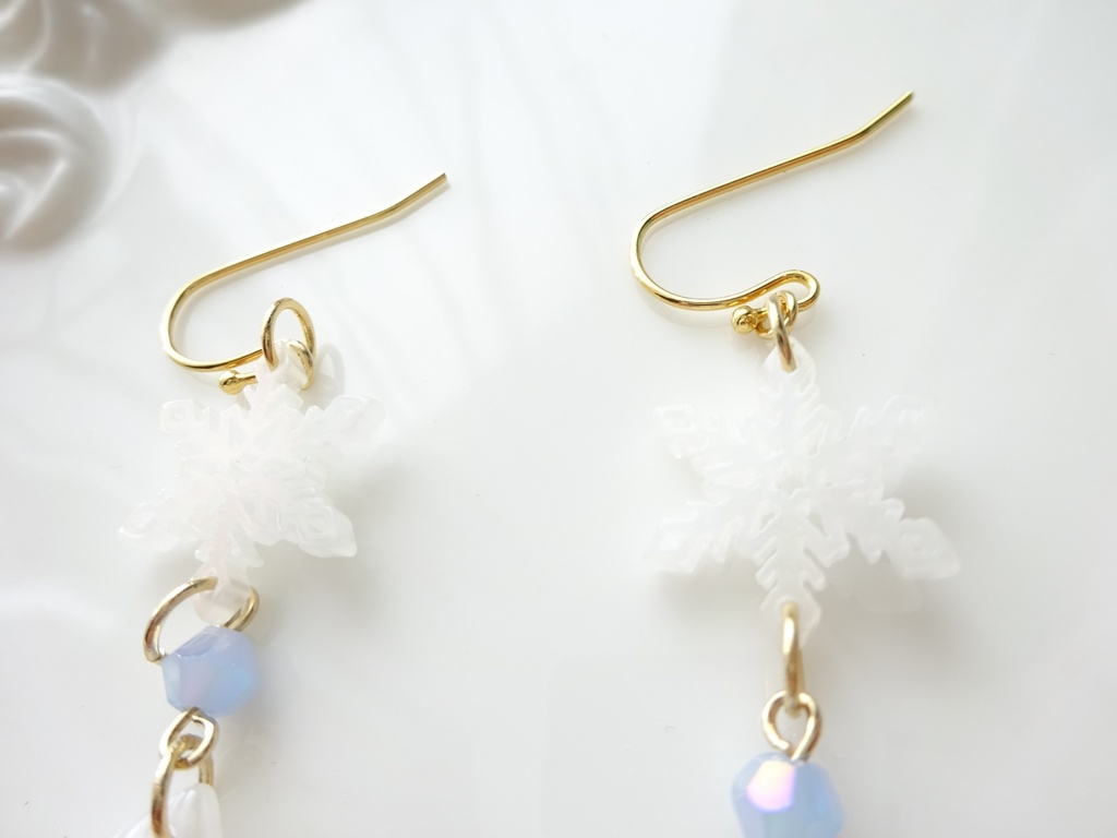 ホワイトスノーフレーク ピアス(イヤリングOK)