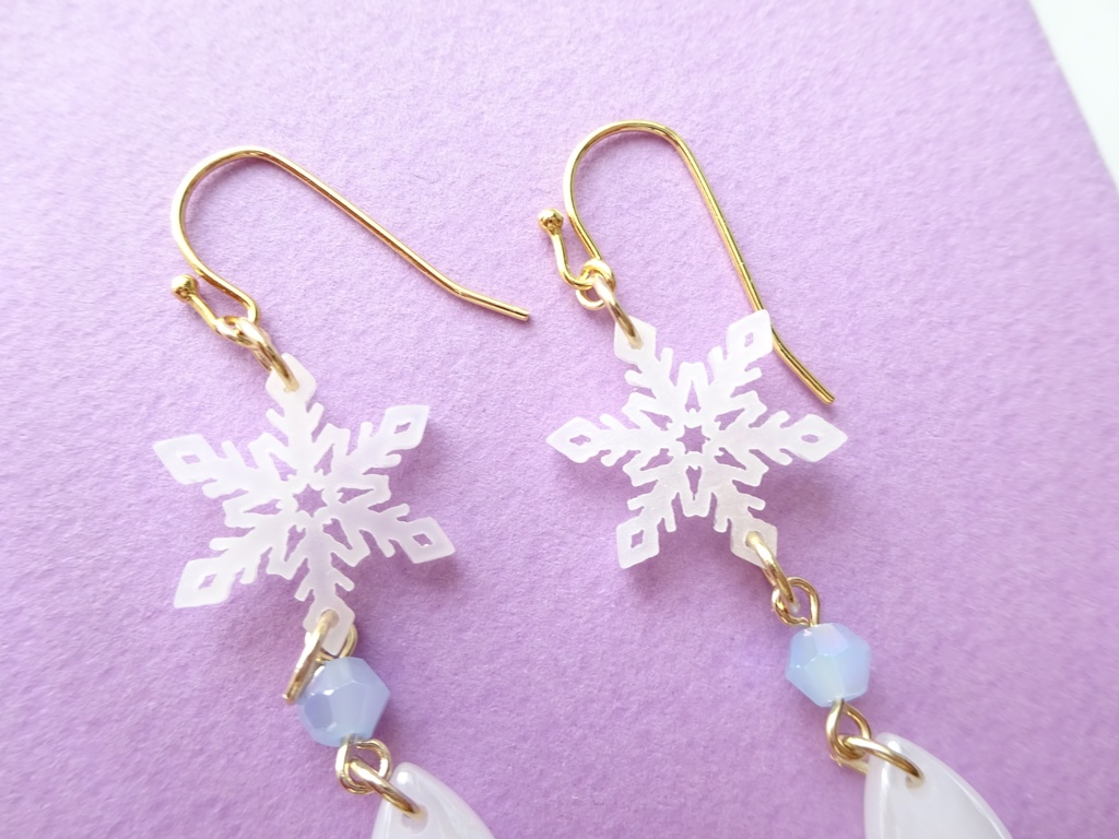 ホワイトスノーフレーク ピアス(イヤリングOK)
