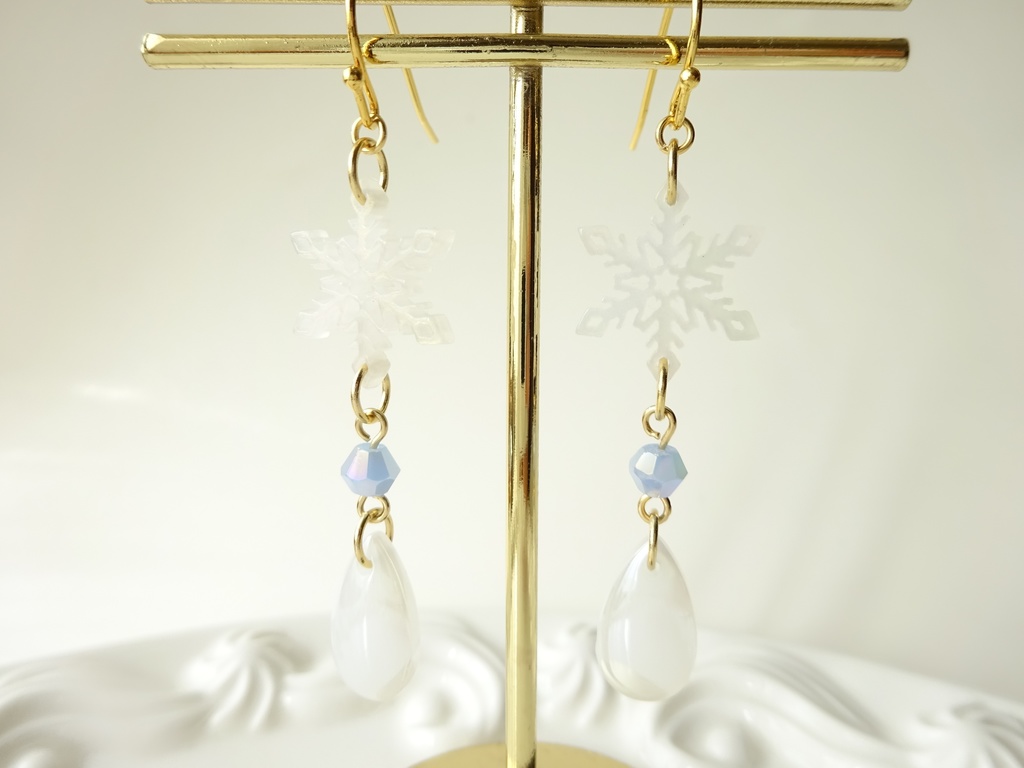 ホワイトスノーフレーク ピアス(イヤリングOK)