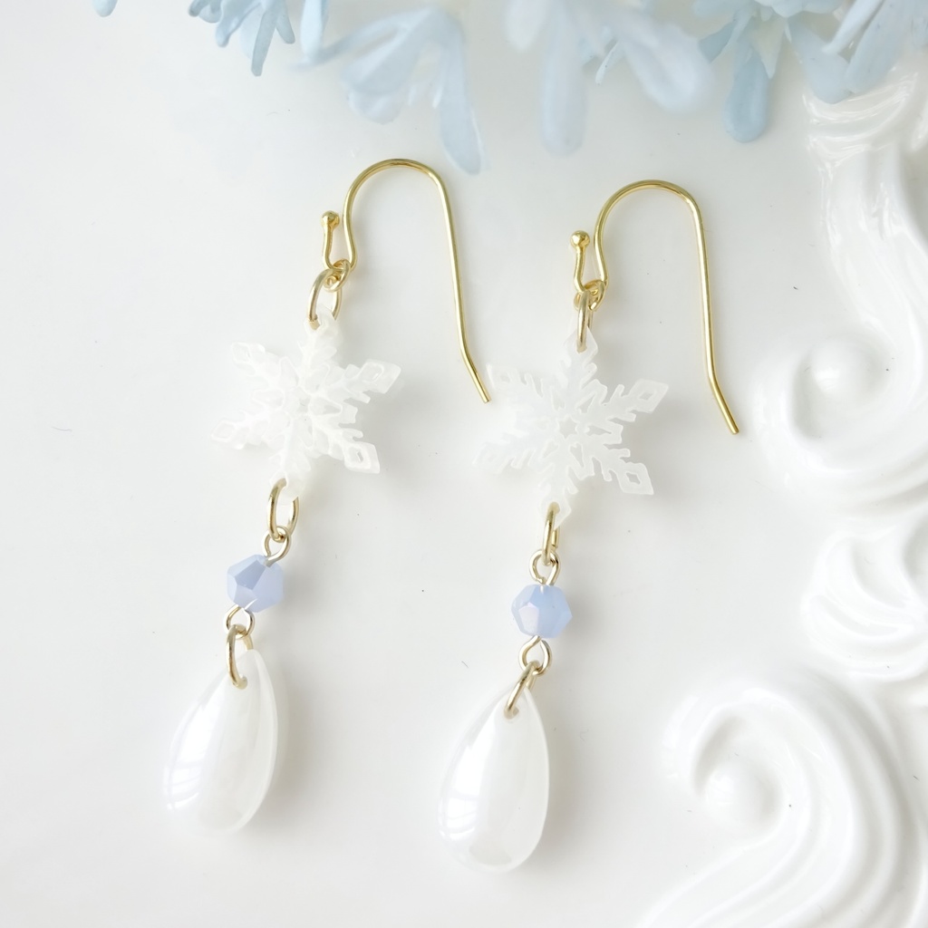 ホワイトスノーフレーク ピアス(イヤリングOK)