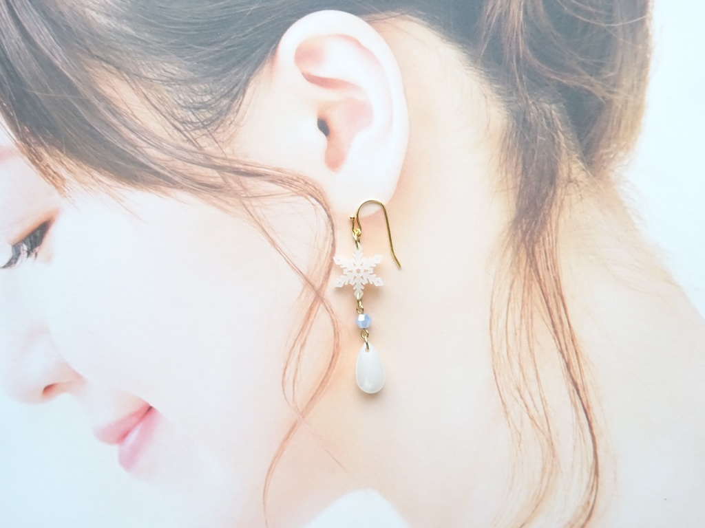 ホワイトスノーフレーク ピアス(イヤリングOK)