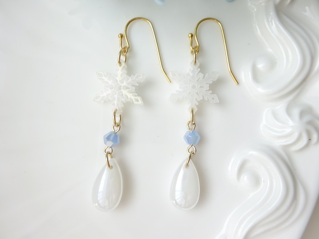 ホワイトスノーフレーク ピアス(イヤリングOK)