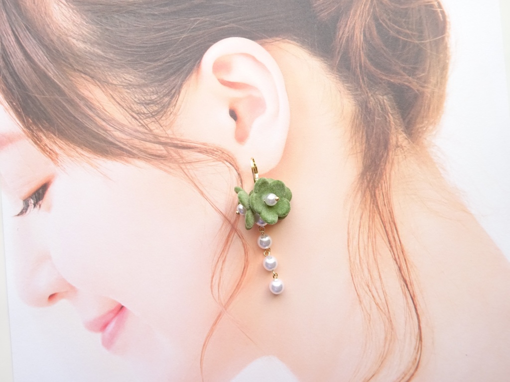 雪降りの花 くすみグリーン(イヤリングOK)