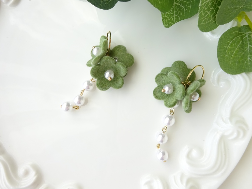 雪降りの花 くすみグリーン(イヤリングOK)
