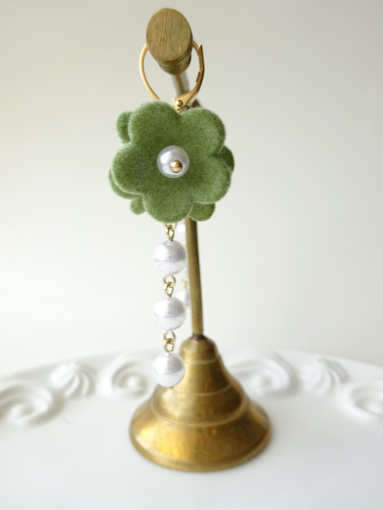 雪降りの花 くすみグリーン(イヤリングOK)