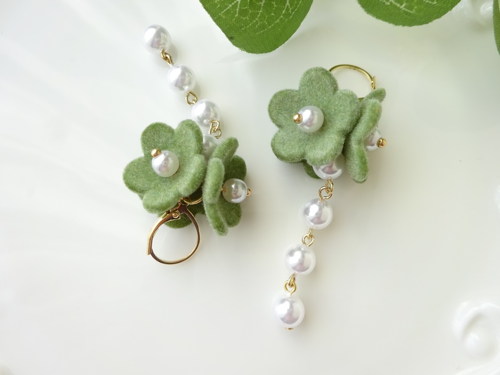 雪降りの花 くすみグリーン(イヤリングOK)