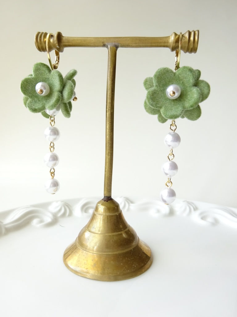 雪降りの花 くすみグリーン(イヤリングOK)