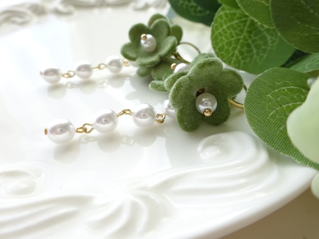 雪降りの花 くすみグリーン(イヤリングOK)