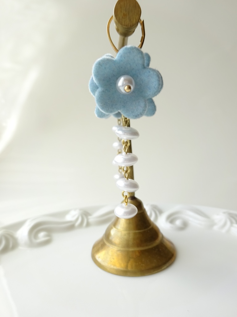 雪降りの花 くすみブルー(イヤリングOK)
