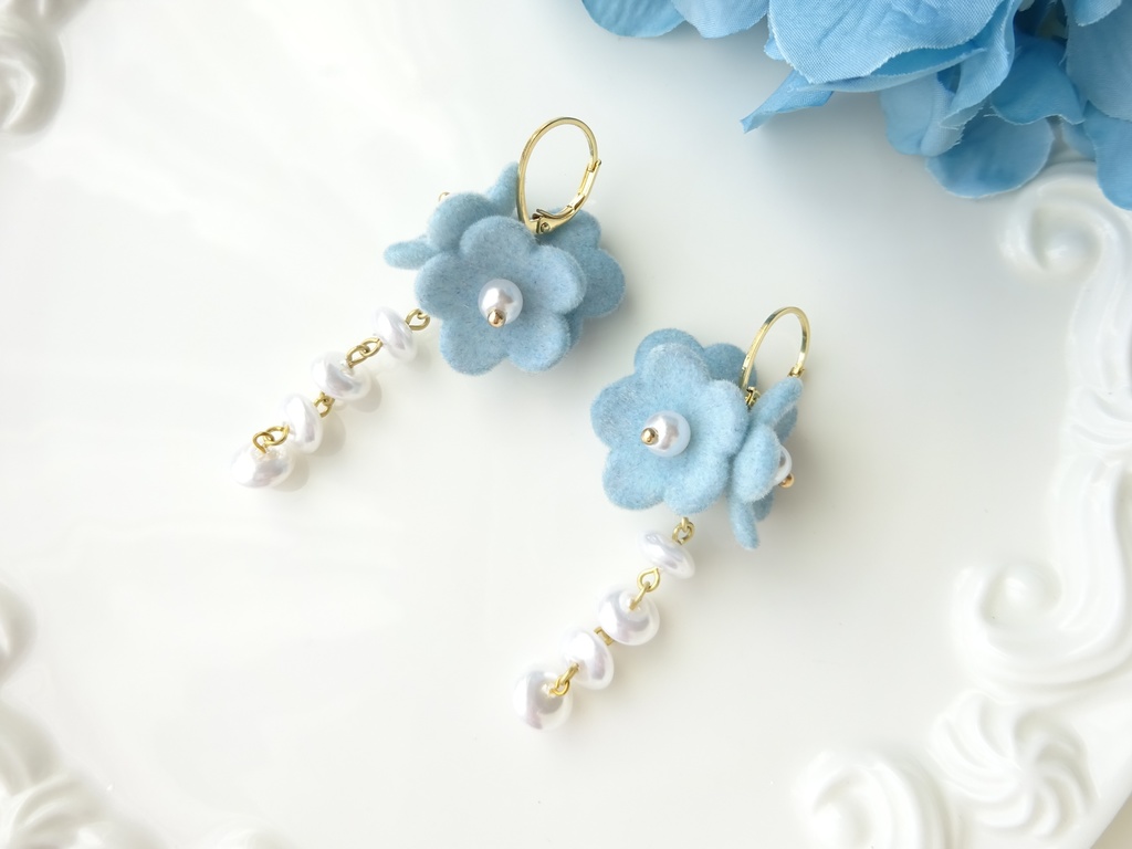 雪降りの花 くすみブルー(イヤリングOK)