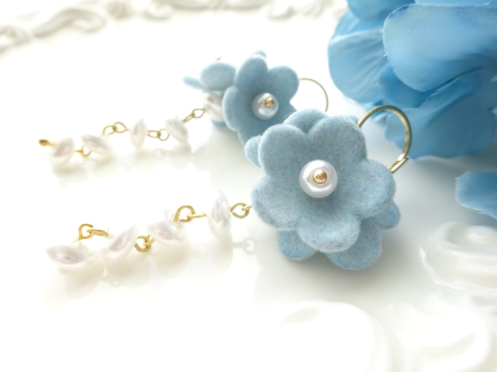 雪降りの花 くすみブルー(イヤリングOK)