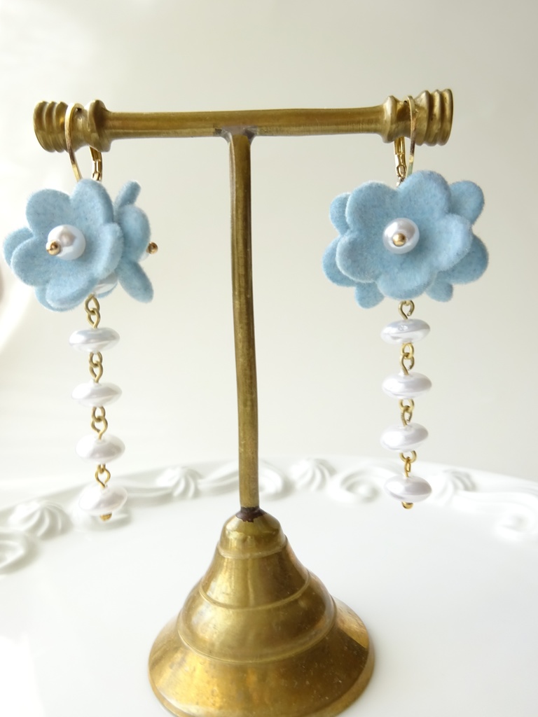 雪降りの花 くすみブルー(イヤリングOK)