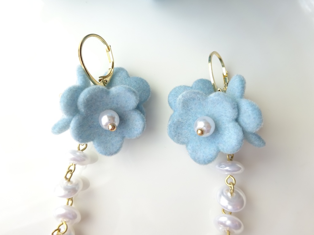雪降りの花 くすみブルー(イヤリングOK)