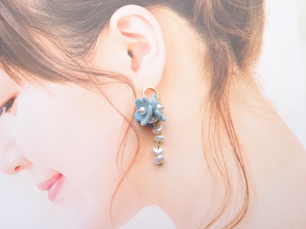 雪降りの花 くすみブルー(イヤリングOK)