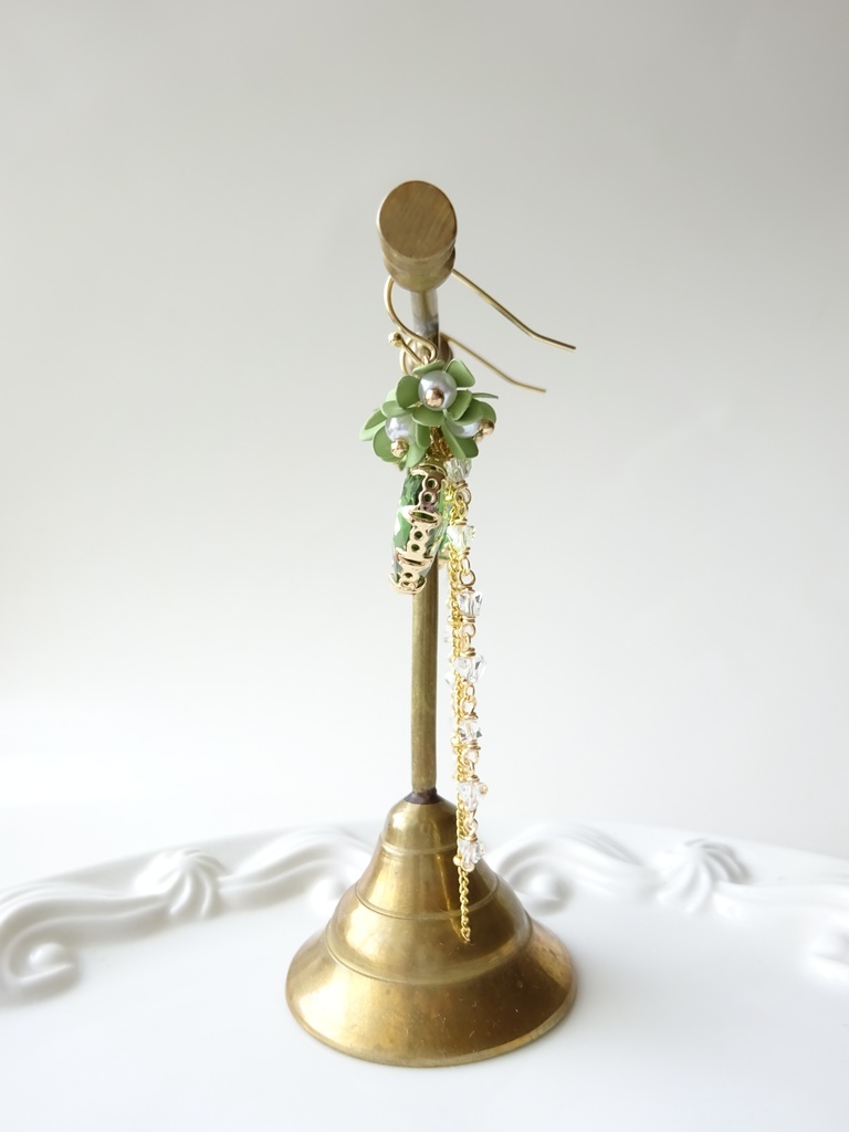 アナベルハートドロップスピアス(イヤリングOK)