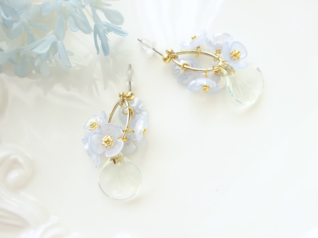 ミストブルーペタル・ピアス(イヤリングOK)