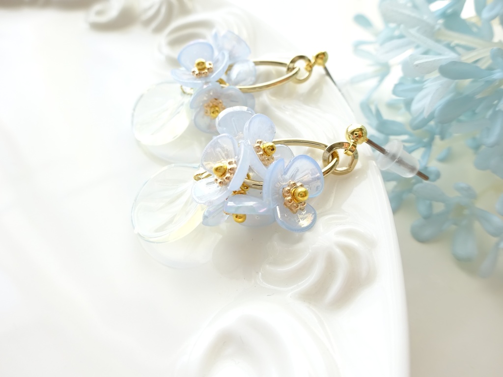 ミストブルーペタル・ピアス(イヤリングOK)